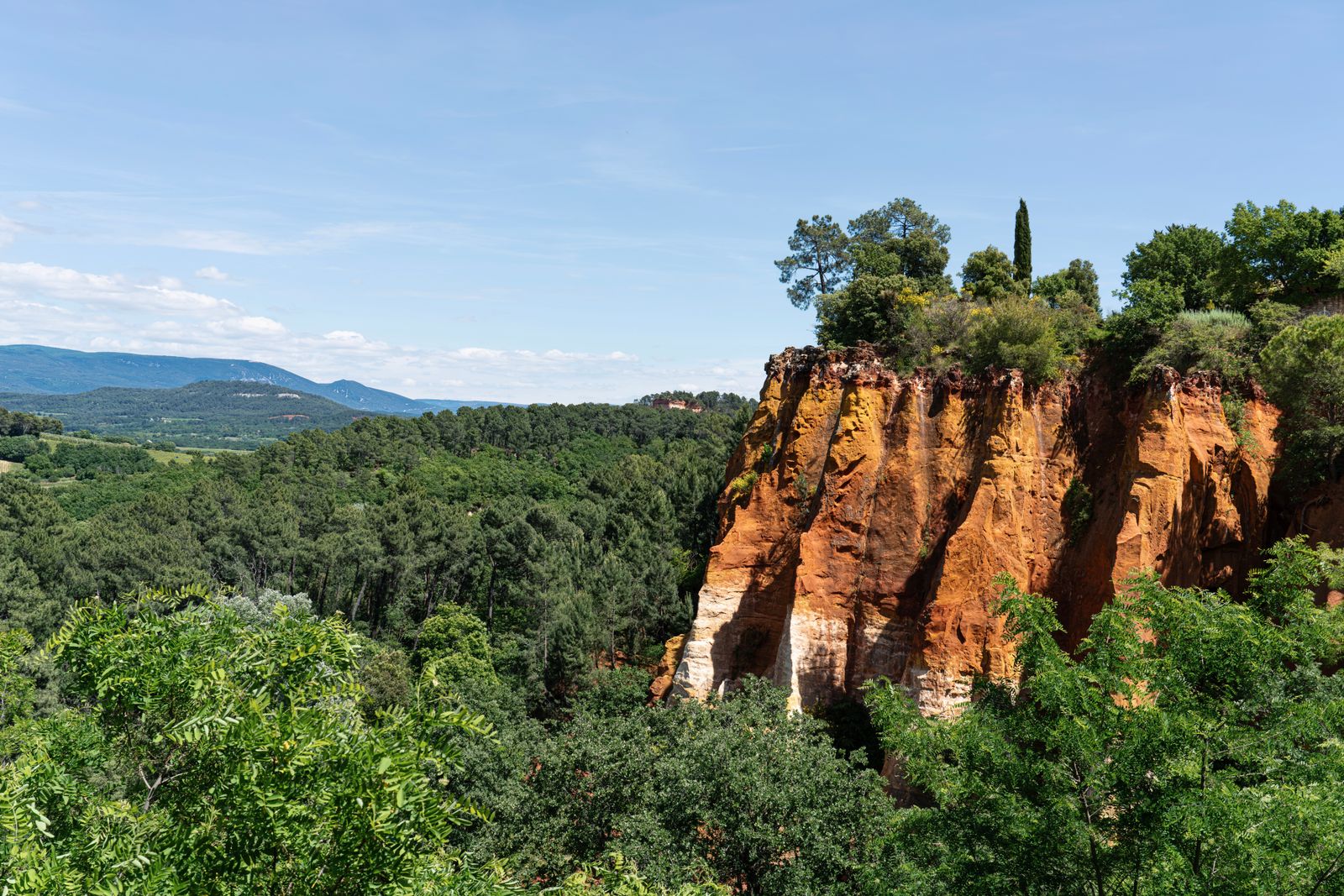 Falaises d'ocre &agrave; Roussillon