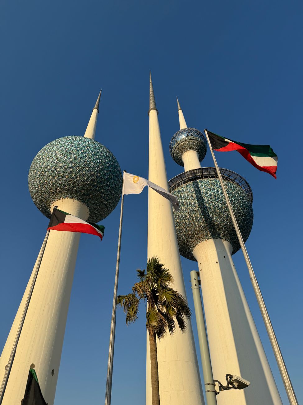 Kuwait afirma que defesas aéreas estão a responder a ataque iraniano com mísseis e drones