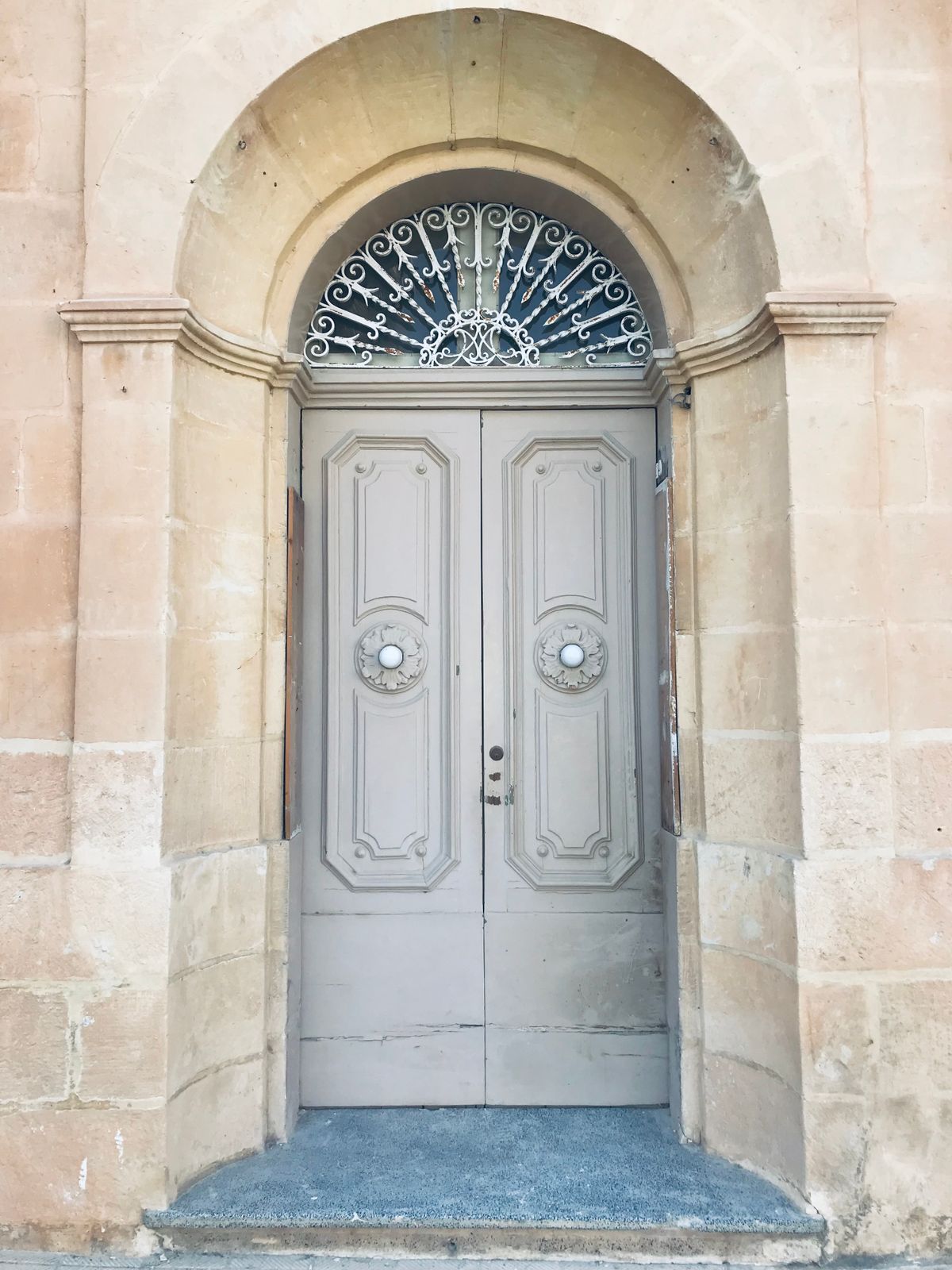 Porte voûtée élégante dans un bâtiment historique