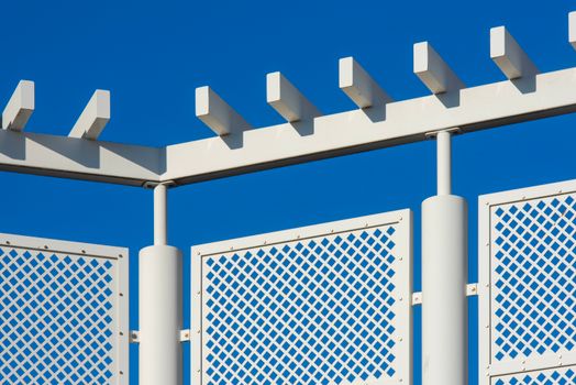 Pagar pembatas stainless steel dengan desain minimalis di area publik