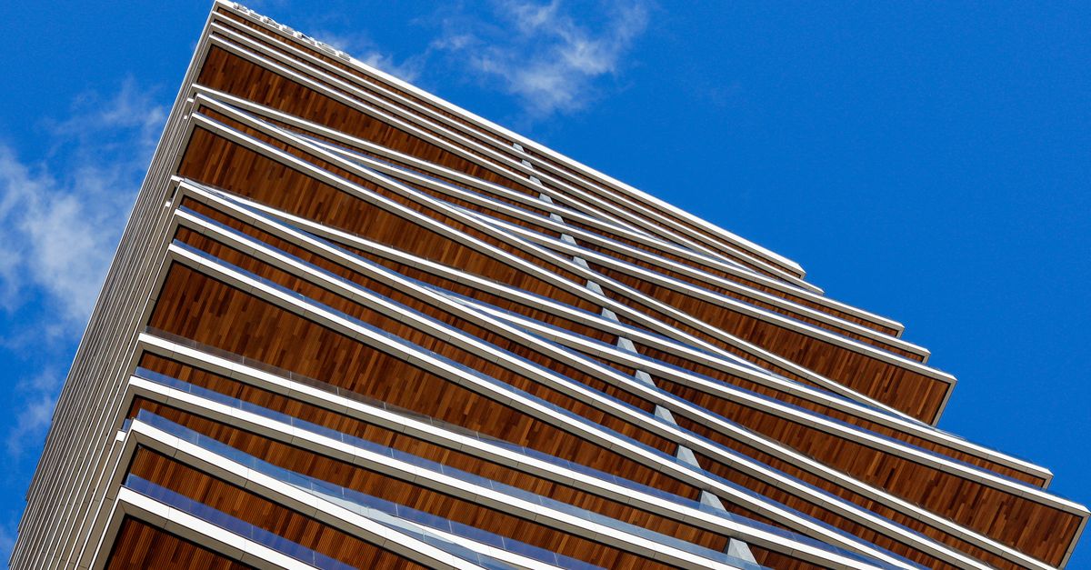 Striking architecture of a modern building in Londrina, Paraná, Brasil, under a clear blue sky.