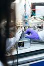 科学家在实验室中测试材料，以寻求清洁能源解决方案