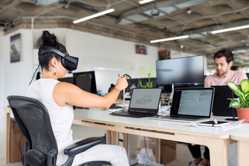 Vrouw Die Laptop Computer Met Vr Hoofdtelefoon Met Behulp Van