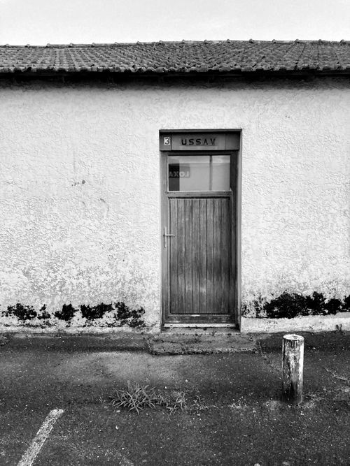 Free Black and white photo of a rustic door in Vertou, Pays de la Loire, France. Stock Photo