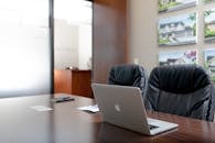 这间办公室内饰时尚现代，配备了笔记本电脑和艺术装饰，营造出专业的工作空间