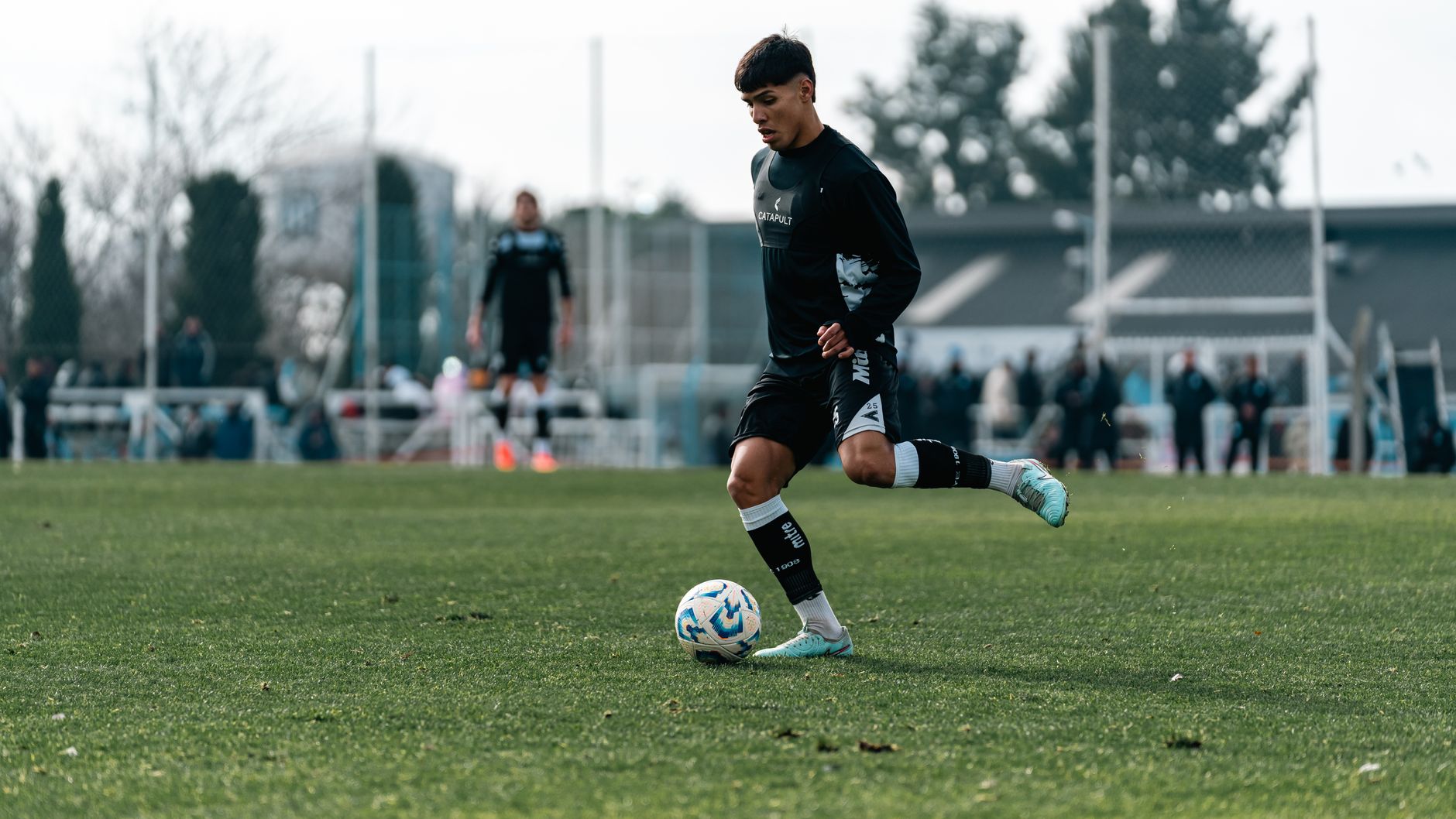 Achraf Hakimi advancing from right-back while Moroccan midfielders support a rapid counterattack