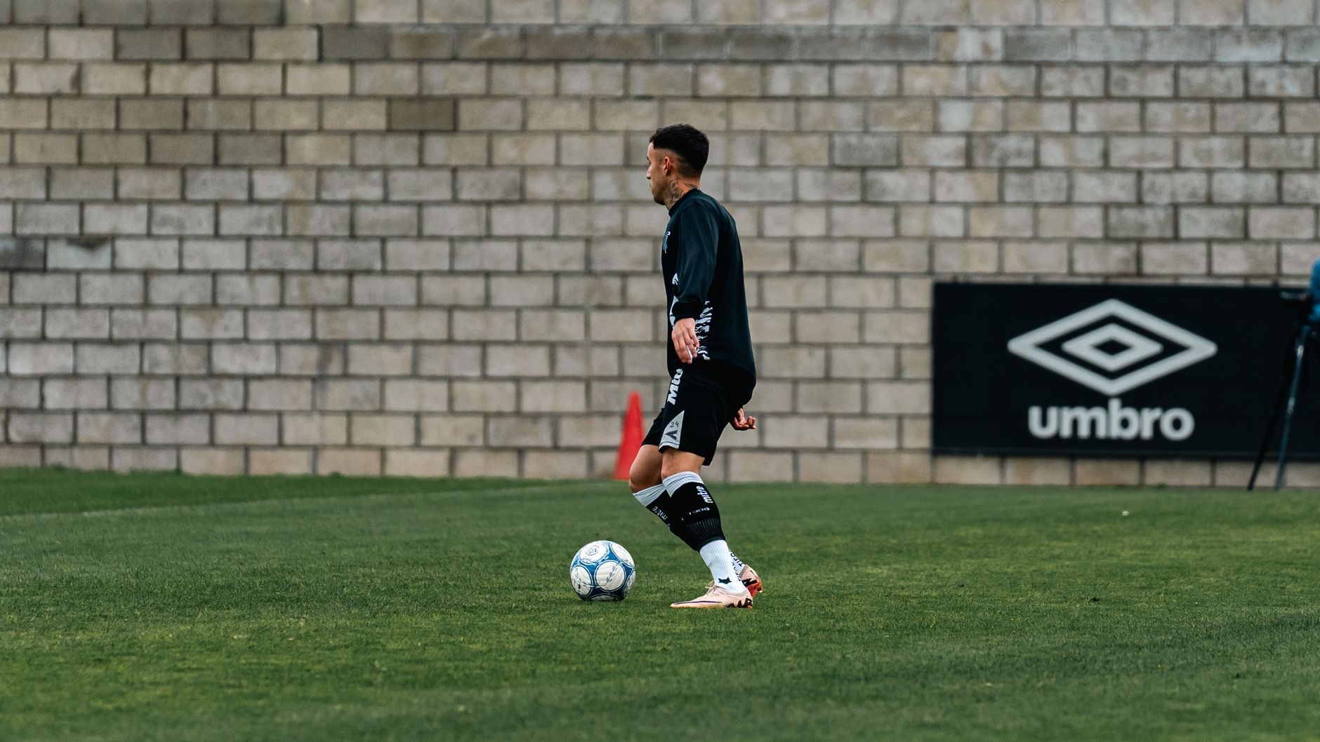 Riyad Mahrez controlling the ball near Algeria’s right flank while midfielders move into attacking positions