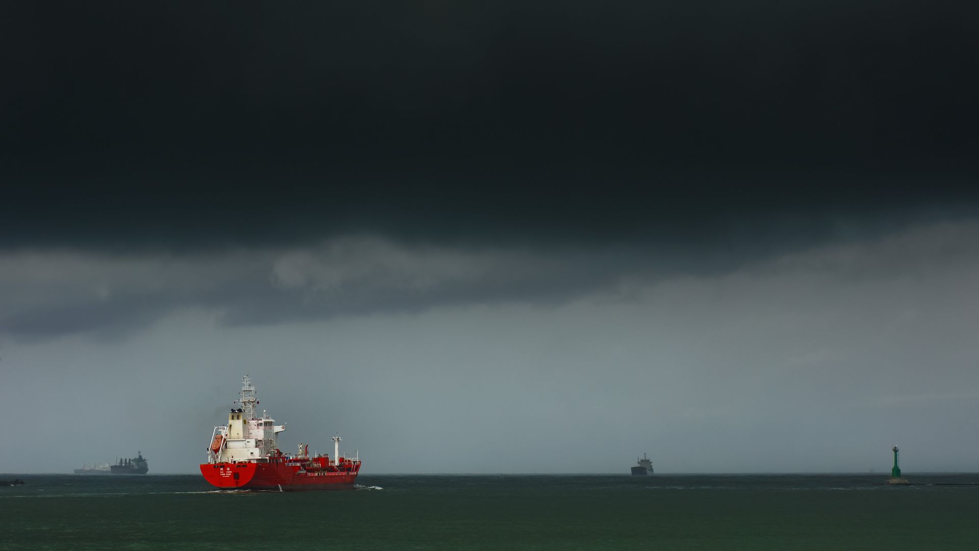 Un petrolero en el mar bajo un cielo nublado