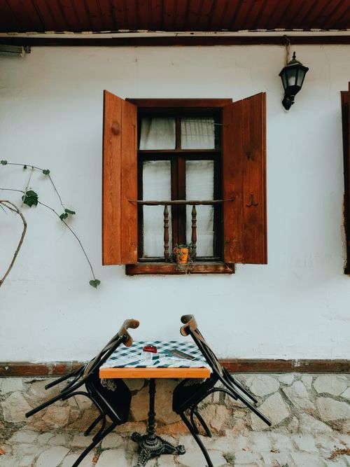 Free Cozy outdoor café scene in Safranbolu, featuring traditional architecture and quaint seating. Stock Photo