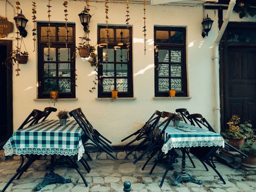 Free Cozy outdoor seating at a traditional café in Safranbolu, Türkiye, capturing historic architecture. Stock Photo