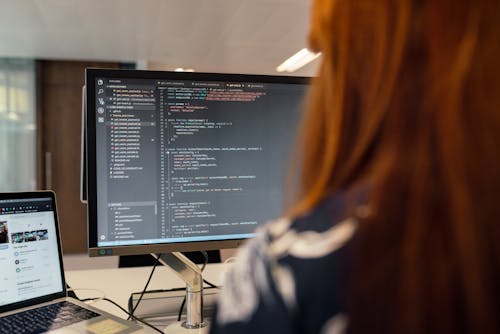 コンピューターでコーディングする女性ソフトウェアエンジニア