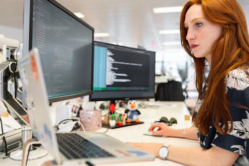 Mulher Codificando No Computador