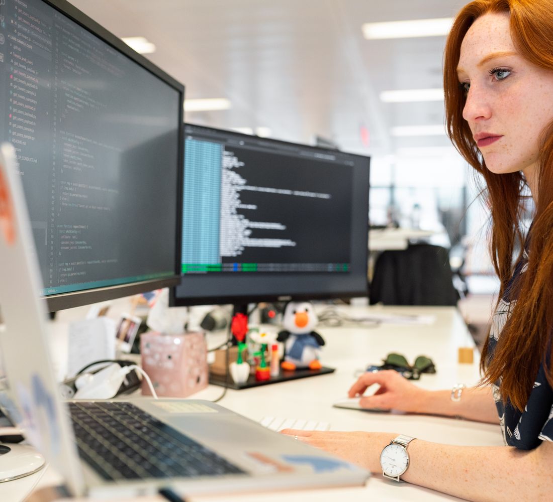 Equipo de ingeniería de software colaborando en una oficina de tecnología