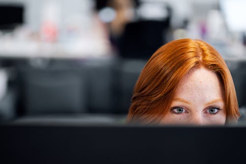 Free Female Software Engineer Coding on Computer Stock Photo