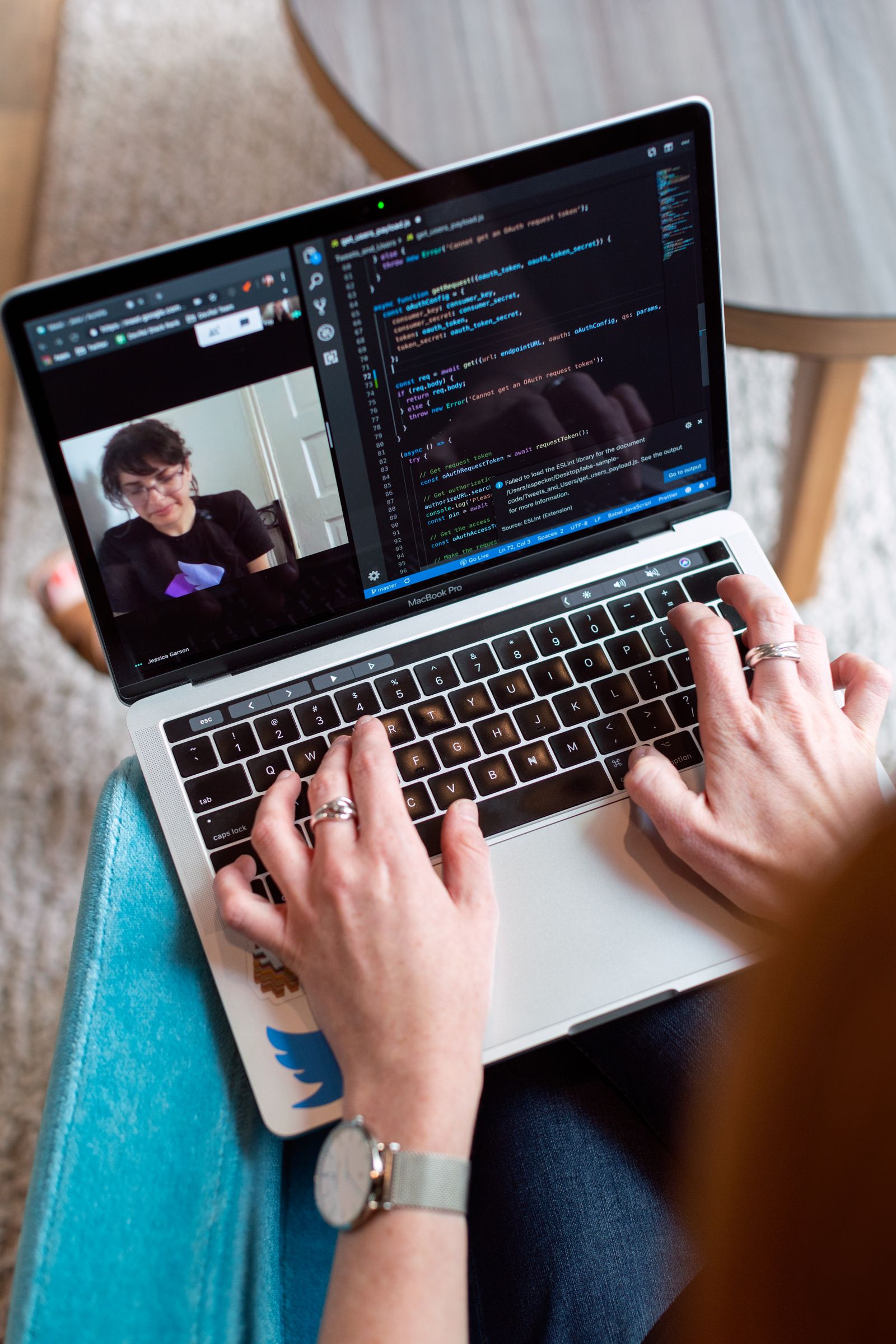 Innehållsproduktion på laptop – research och struktur