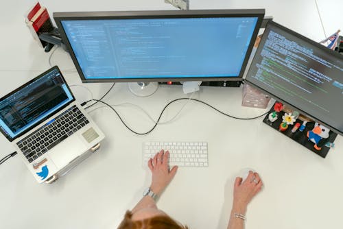 Free 女軟件工程師，在計算機上編碼 Stock Photo