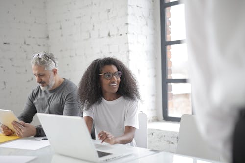 Gratis lagerfoto af afroamerikansk, arbejde, arbejdsområde