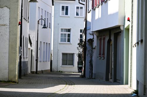 Free Sunny street view of a narrow alley with traditional architecture in Baden-Württemberg, Germany. Stock Photo