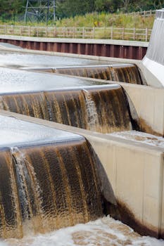 户外展示现代工程的堰带有流水