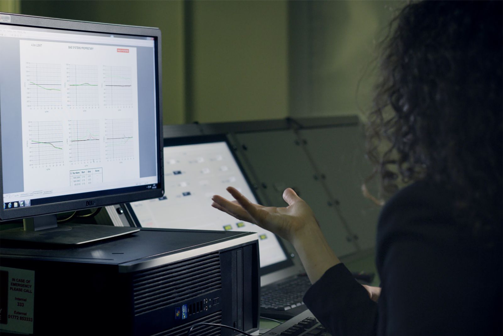 Ricercatrice analizza dati e risultati al computer
