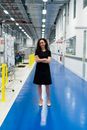 一位自信的女工程师站在高科技工业设施中，展示工程职业