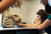 团队在会议中分析和规划建筑雕塑，并协同设计