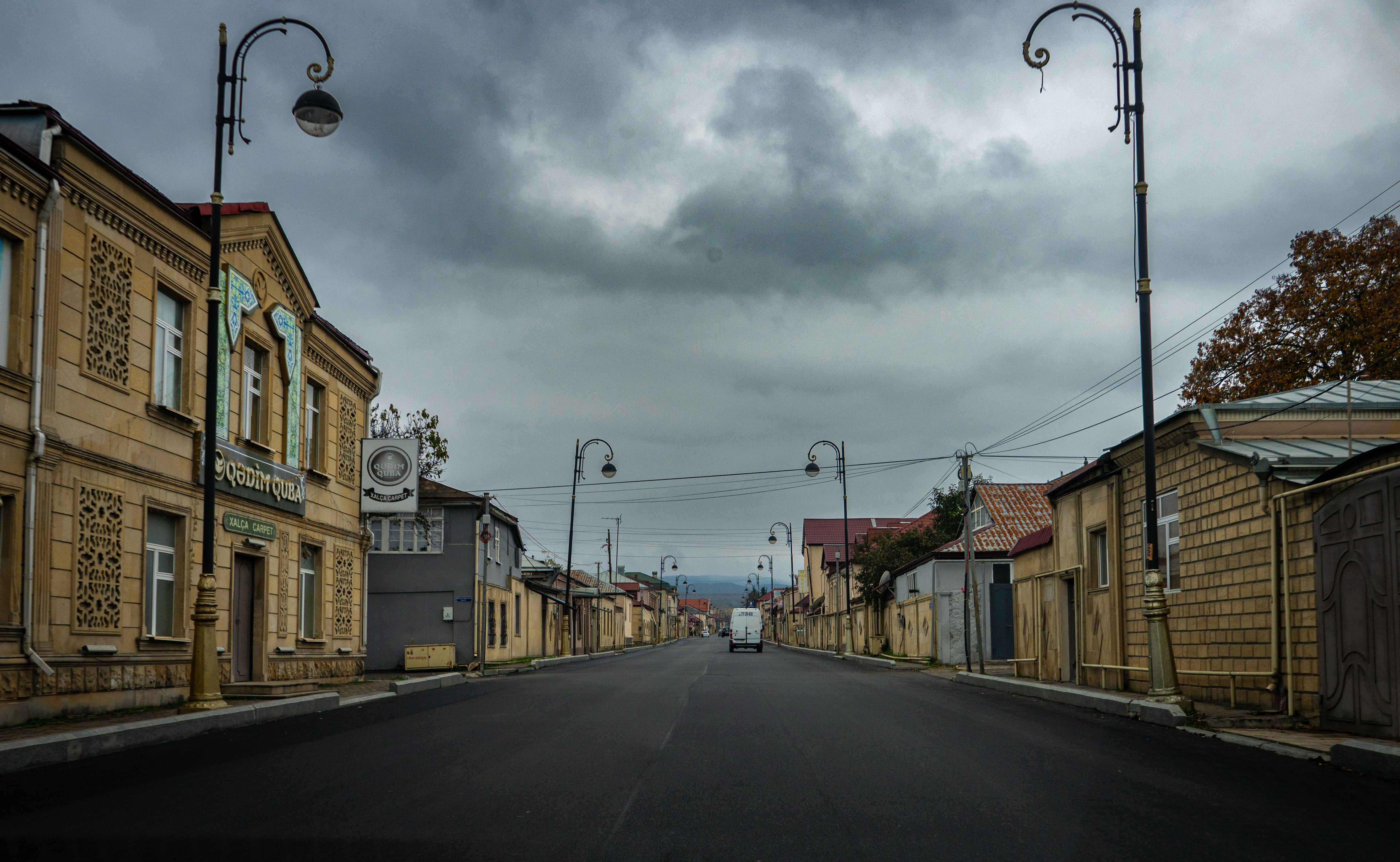 Una calle vacía en una ciudad fronteriza bajo un cielo nublado