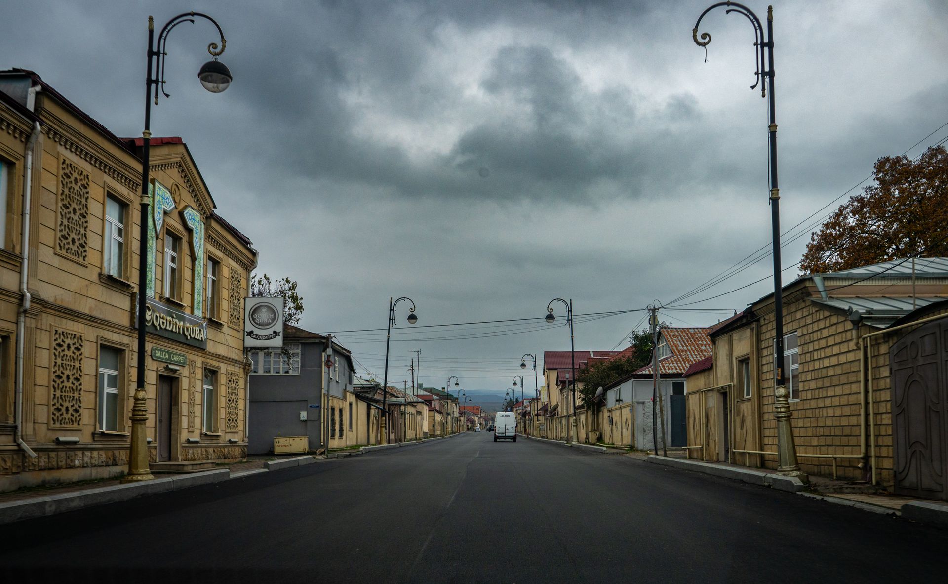 Una calle vacía en una ciudad fronteriza bajo un cielo nublado