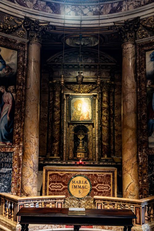 Free Detailed view of a historic church altar with ornate decorations and religious art. Stock Photo