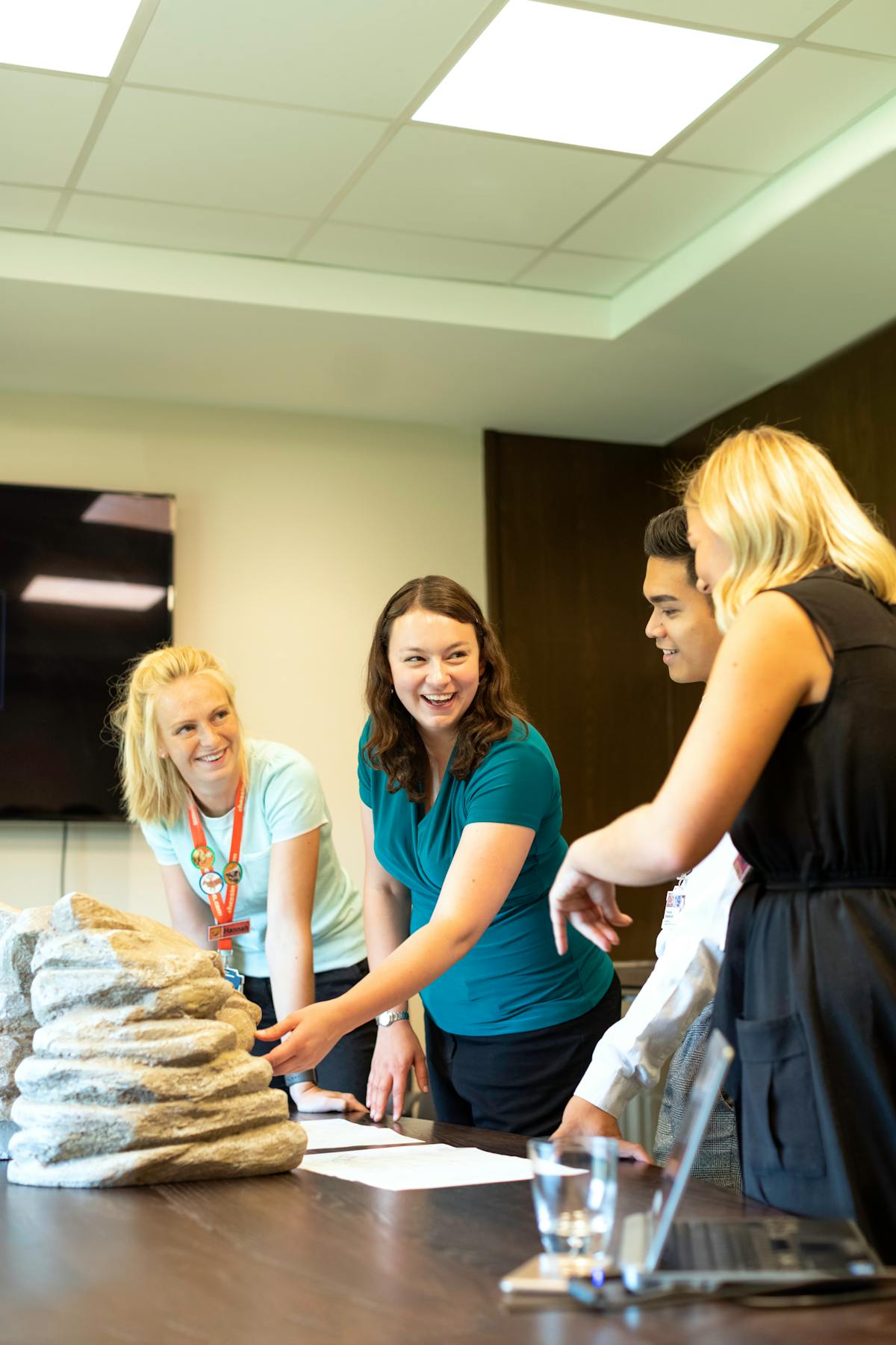 Инженер с технической документацией и ноутбуком