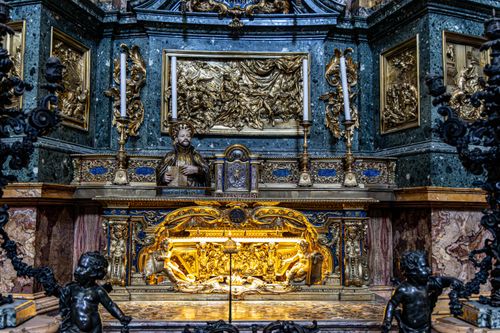 Free Intricate Baroque church altar featuring sculptures, gold, and ornate designs. Stock Photo
