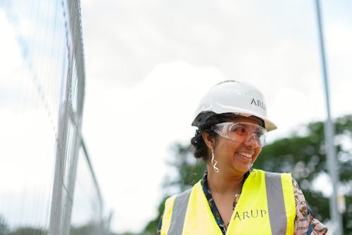 Vrouwelijke Ingenieur In Bouwvakker En Geel Vest