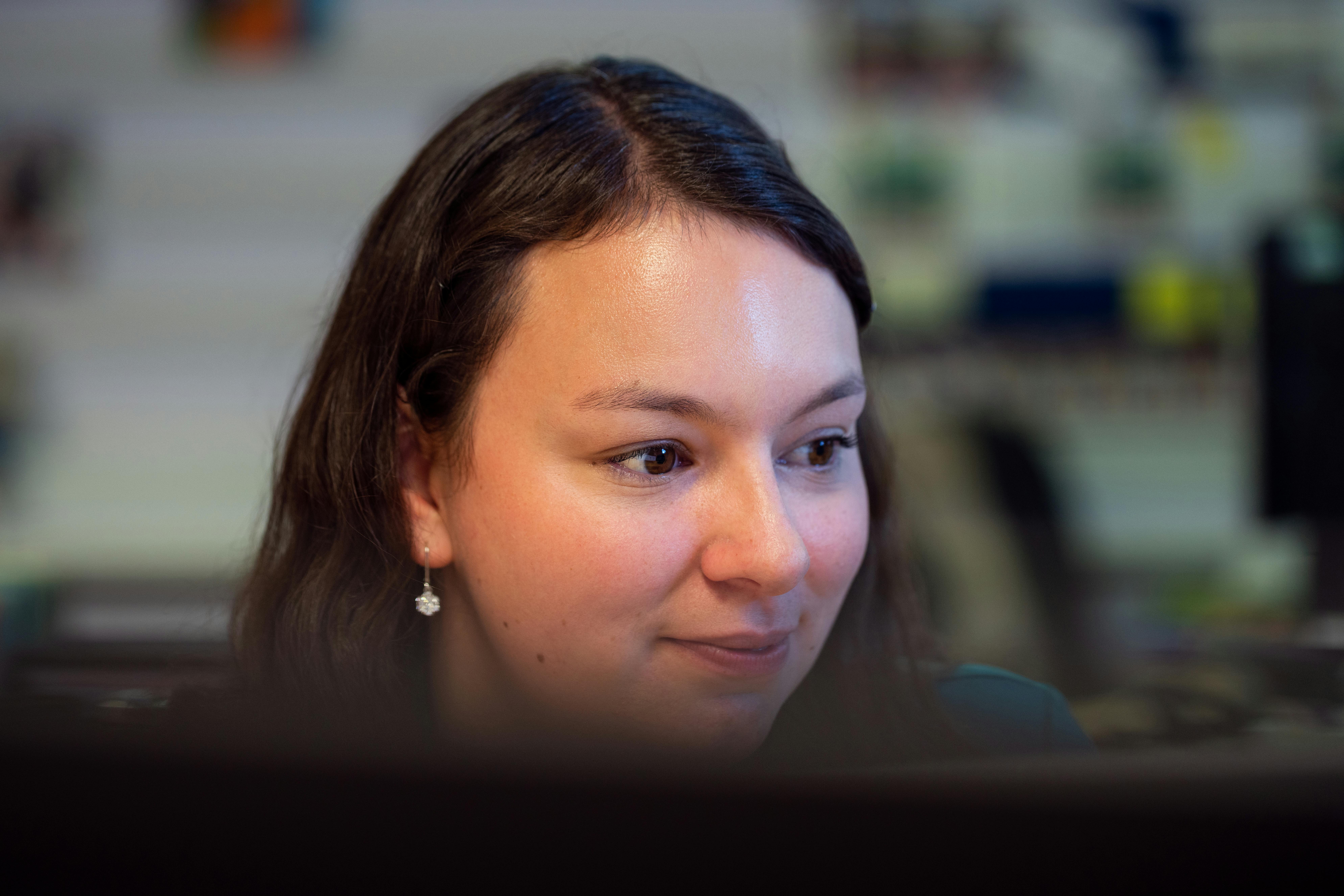 Project manager industrial coordinando cronogramas