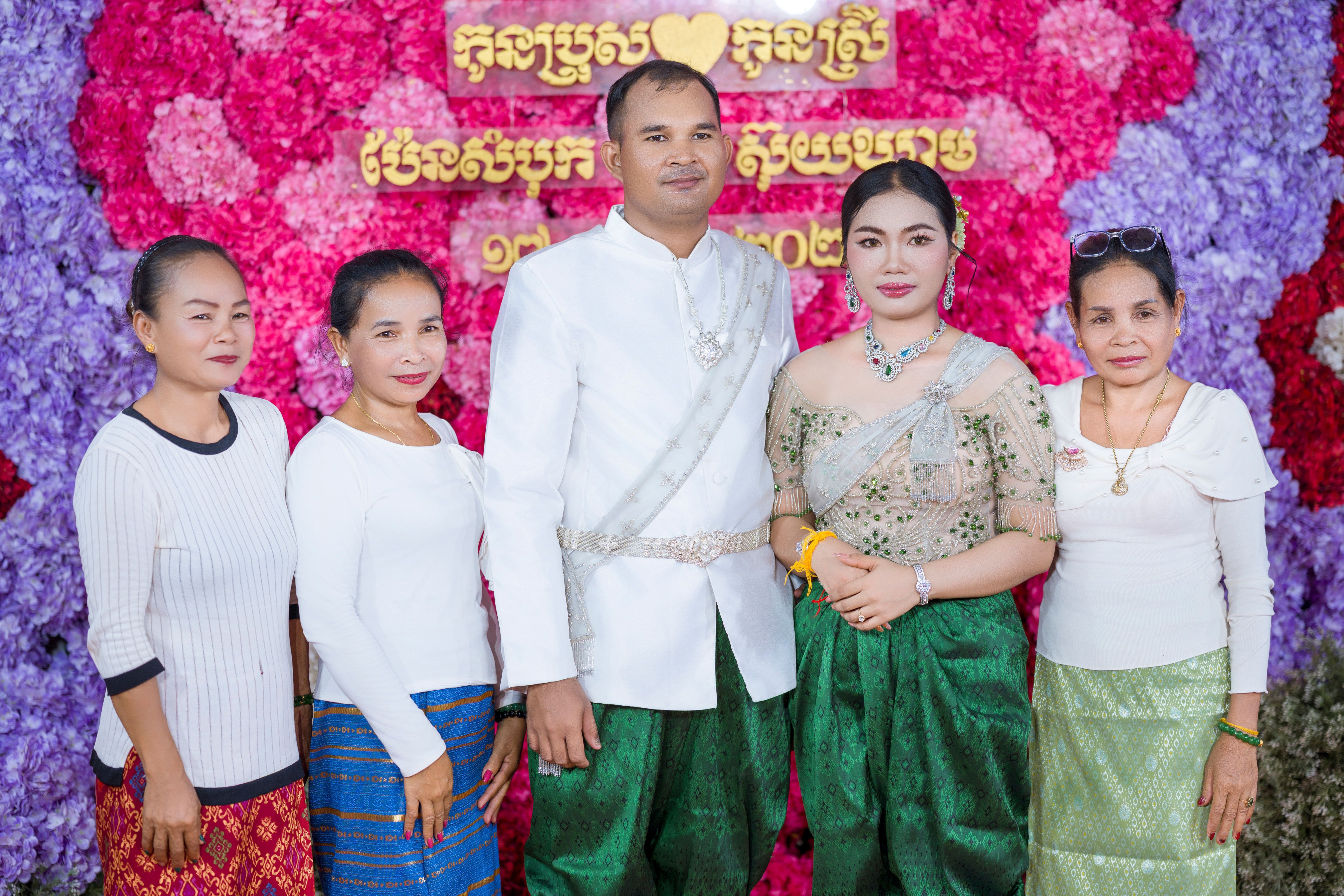 ဂျာမန်လိုင်စင်အချက်အလက်ကို စမတ်ဖုန်းပေါ်တွင် စစ်ဆေးနေသော အသုံးပြုသူ၏ အနီးကပ်မြင်ကွင်း
