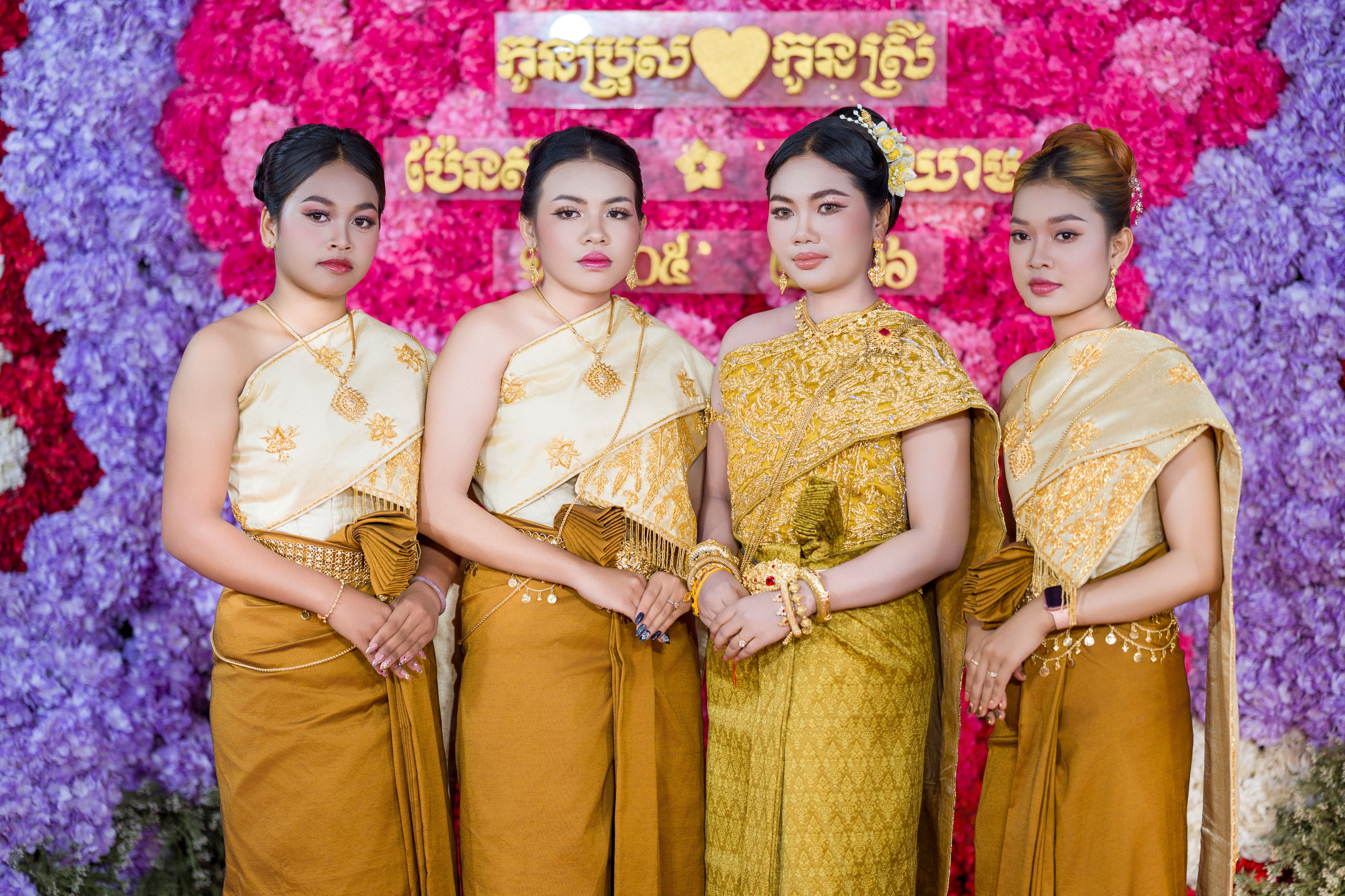 အားကစားကွင်းအတွင်း ၄-၄-၂ ဖွဲ့စည်းပုံဖြင့် လေ့ကျင့်နေသော ကစားသမားများနှင့် ဘေးမှကြည့်နေသော နည်းပြ