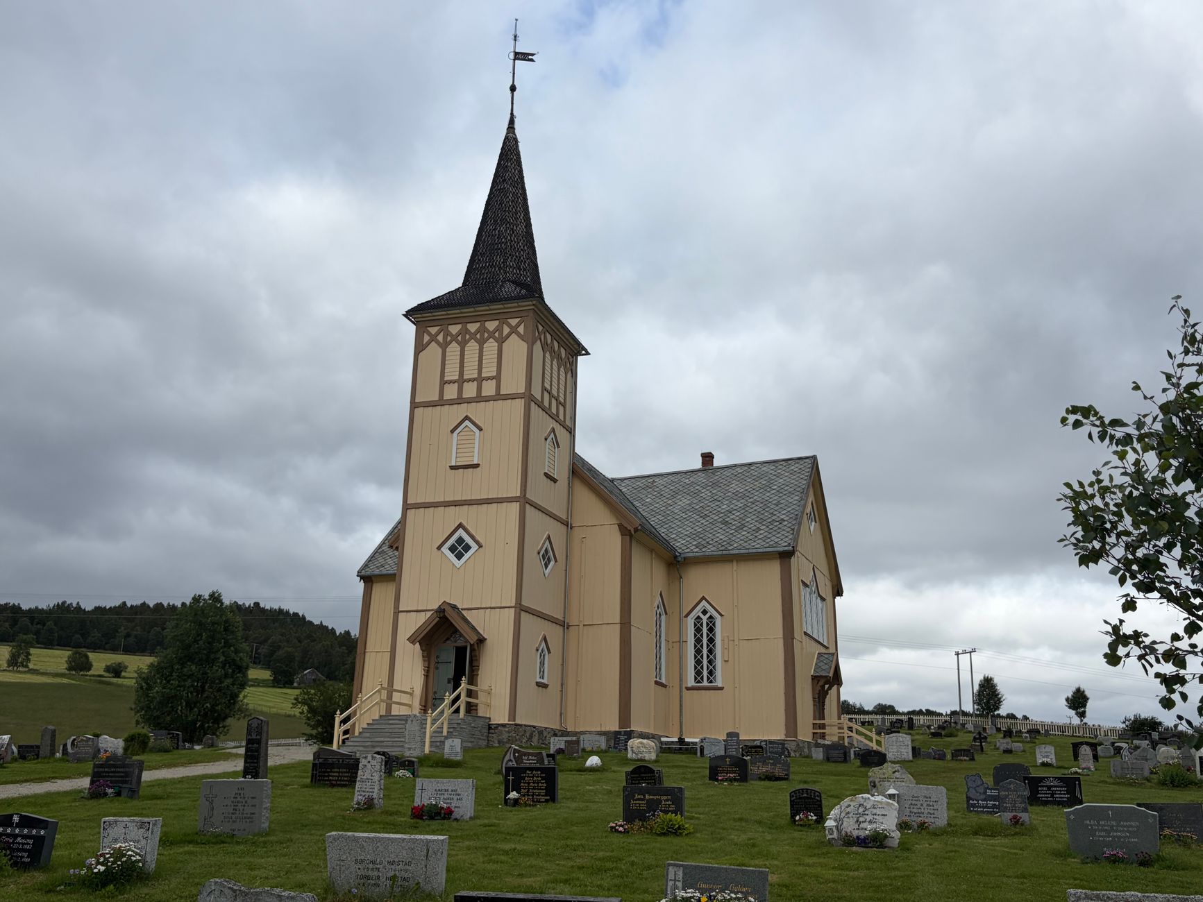 Norveç'te Kral Harald için düzenlenen anma töreninde kilise önünde bekleyen insanlar