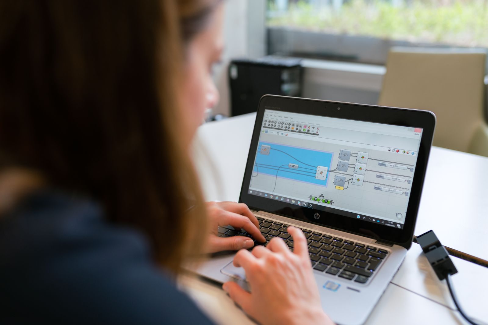 Właścicielka salonu porównuje systemy rezerwacji na laptopie