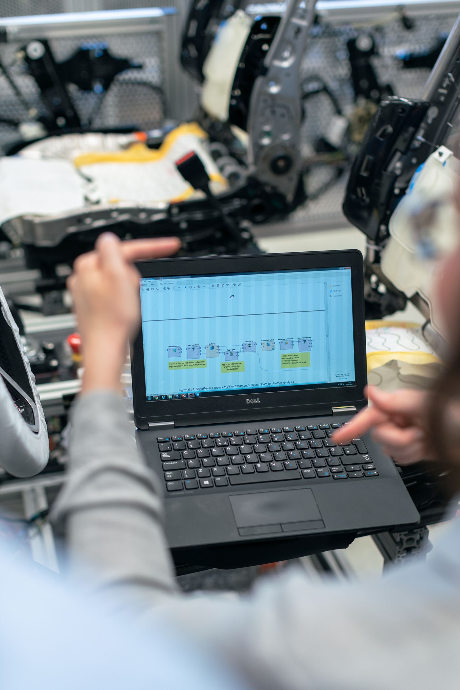 Ingegneri verificano dati software e apparecchiature in laboratorio