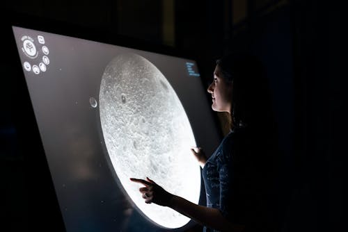 Mulher Estudando A Superfície Da Lua