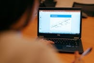 女工程师正在笔记本电脑上审阅技术工程演示文稿