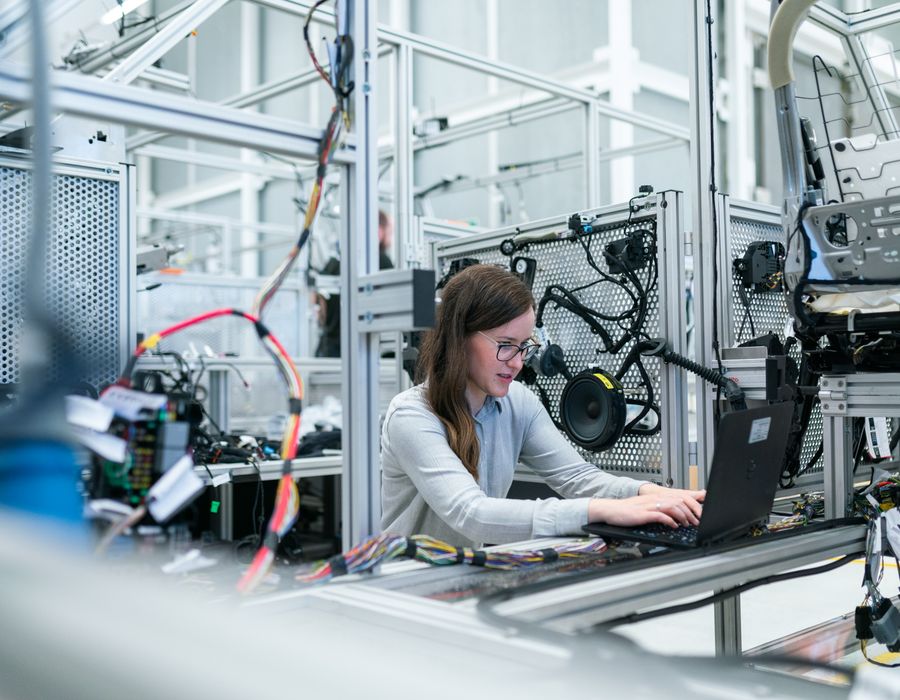 Profissional de engenharia analisando um projeto