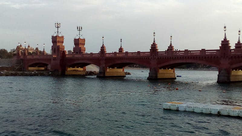 年轻中国工程师在中控室