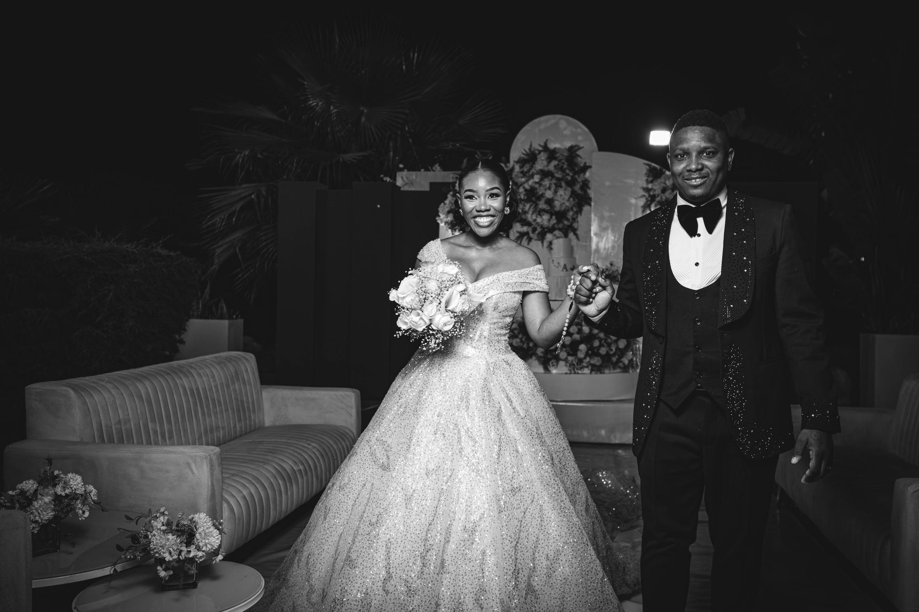 Gouna luxury wedding entertainment — Black and white portrait of a joyful bride and groom at their wedding in Luanda, Angola.