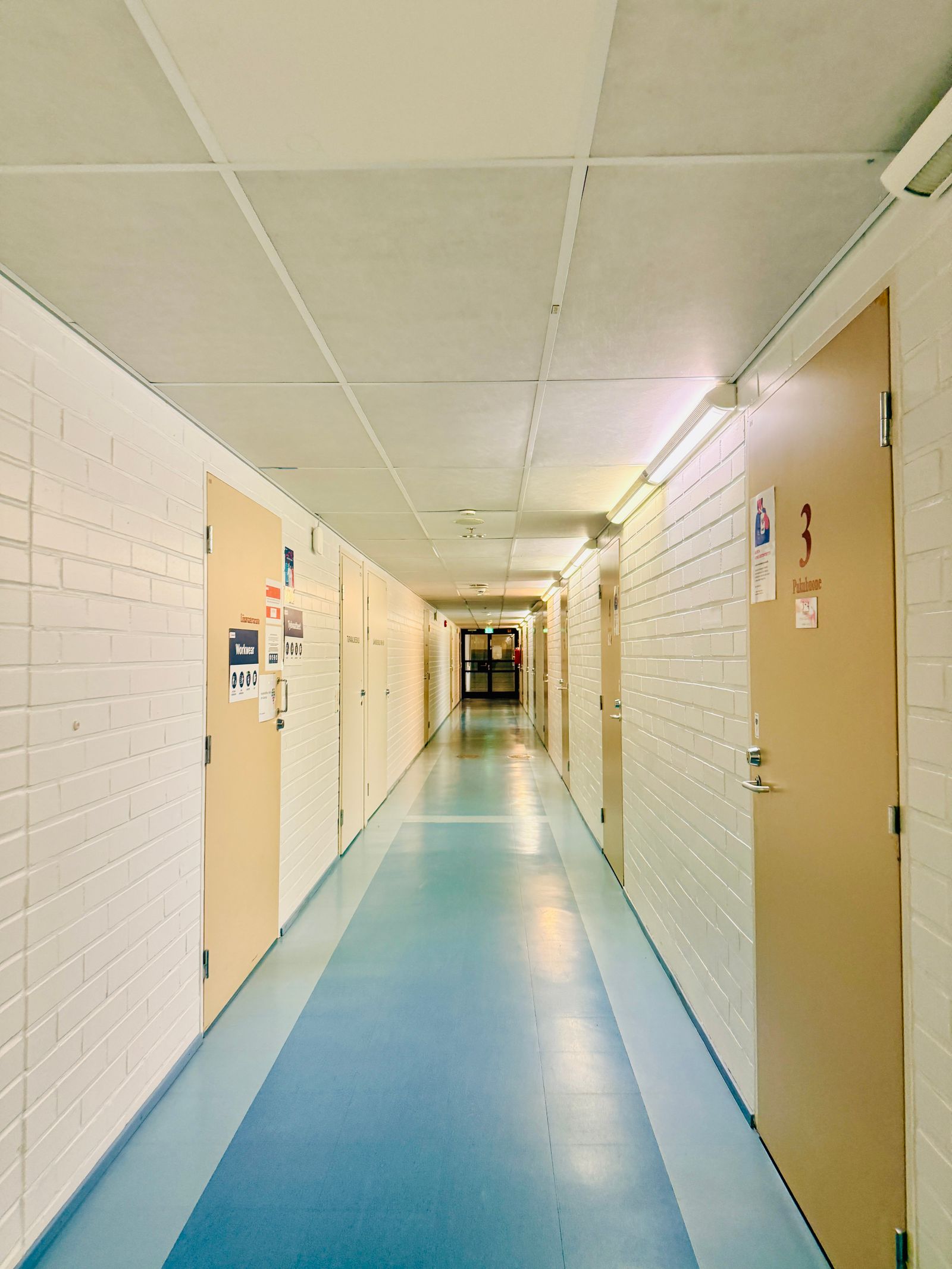 Hall de bâtiment de recherche à Beaulieu, sol en résine, badge lecteur près d'une porte à accès restreint
