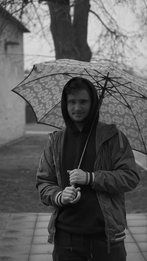 Foto profissional grátis de fotografia monocromática, guarda-chuva preto
