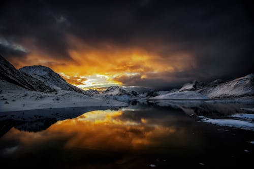 Sneeuw Bedekte Berg Tijdens Zonsondergang