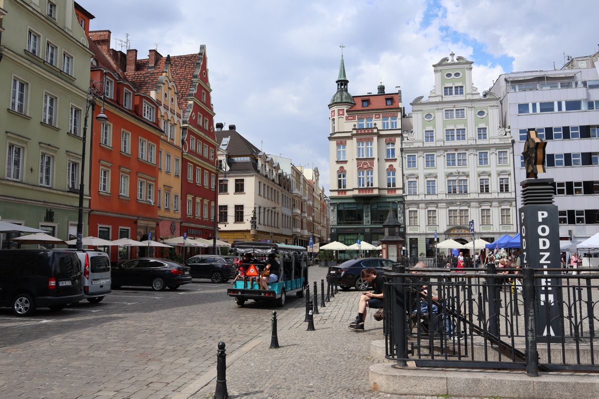 Fatade cu frontoane colorate in piata din Wroclaw