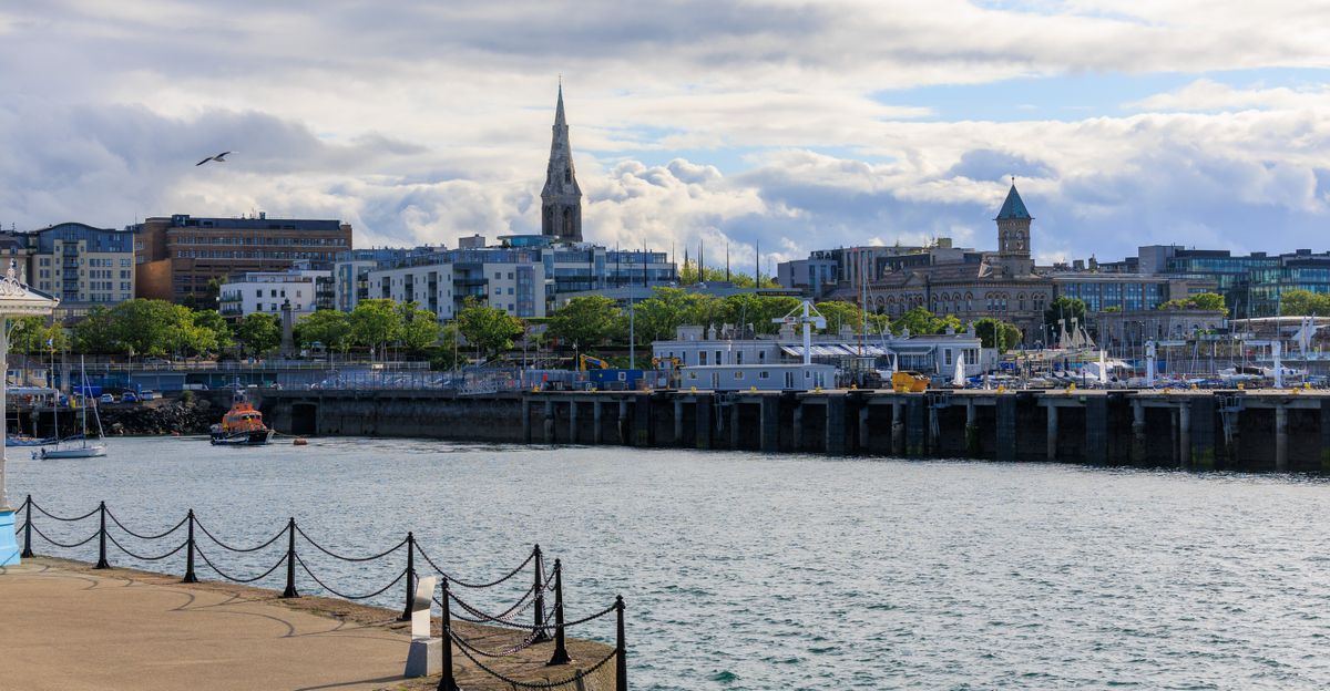 Promenada portului Dun Laoghaire vara