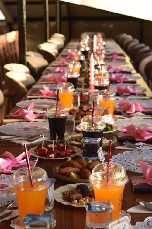Free A beautifully arranged table with drinks and snacks, perfect for a party or celebration. Stock Photo