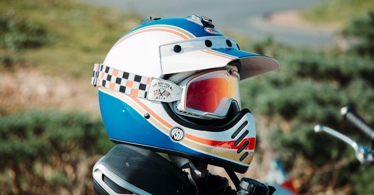 Miniatur Helm Ukir: Kado Perusahaan Penuh Makna!